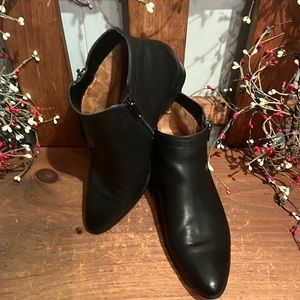 Like new Naturalizer booties! Black two side zippers🥰
